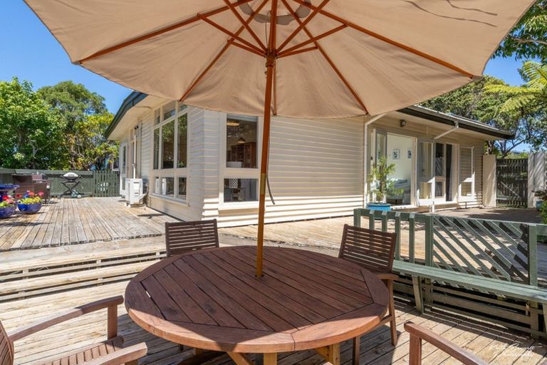 Photo of property in 6 Ardal Grove, Tirohanga, Lower Hutt, 5010