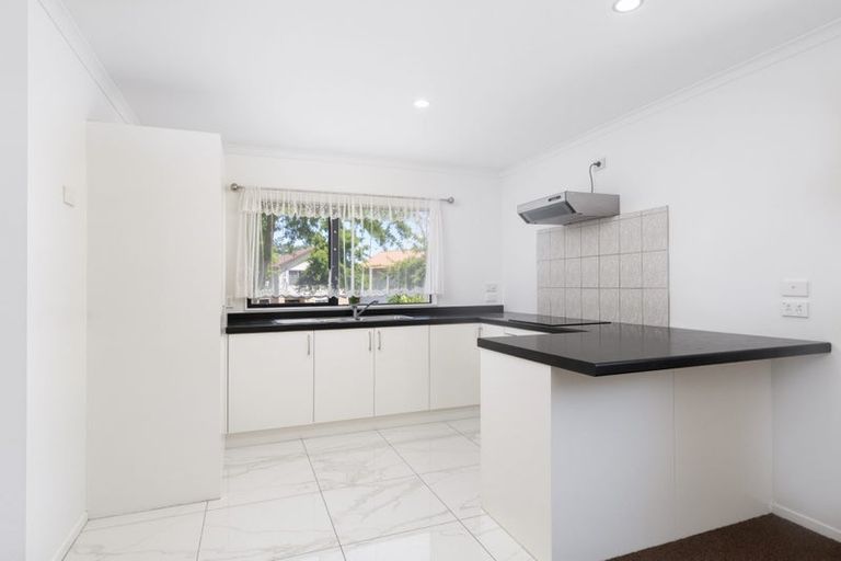 Photo of property in 16 Pyramid Place, Glen Eden, Auckland, 0602