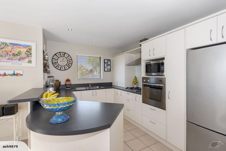 Photo of property in 5 Inca Place, Redwood, Christchurch, 8051