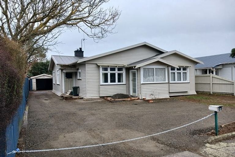 Photo of property in 17 Shamrock Street, Takaro, Palmerston North, 4412