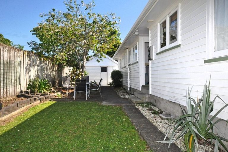 Photo of property in 1 Netherlands Avenue, Kelston, Auckland, 0602