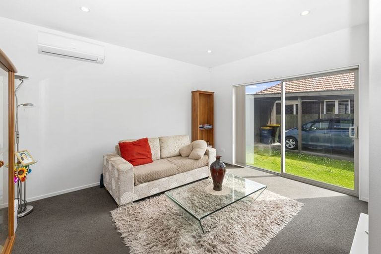 Photo of property in 2b Peachgrove Road, Te Atatu Peninsula, Auckland, 0610