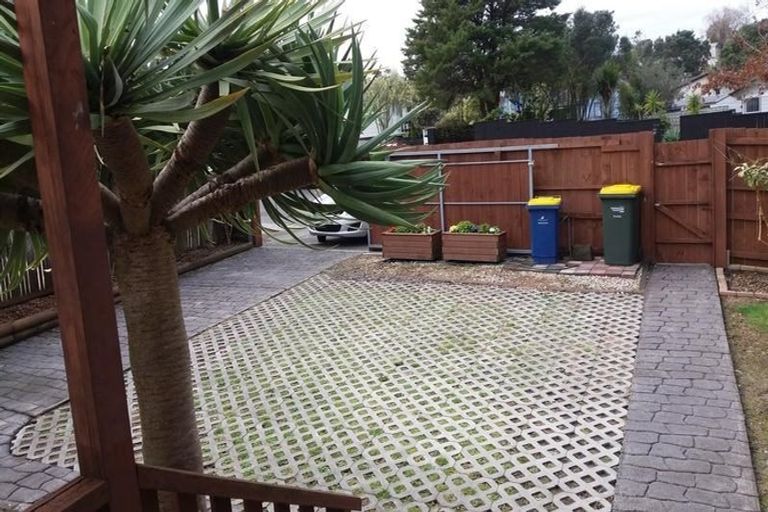 Photo of property in 13 Truscott Place, West Harbour, Auckland, 0618