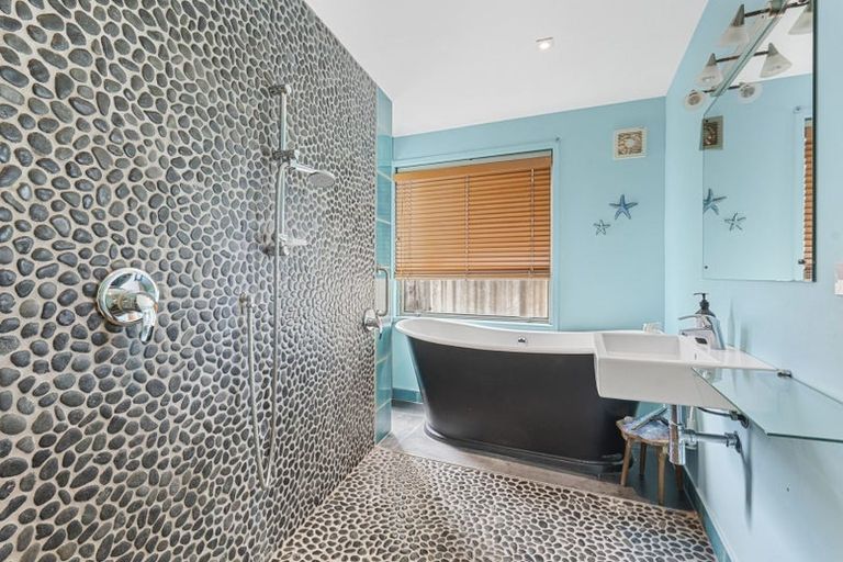 Photo of property in 43 Messenger Terrace, Oakura, 4314