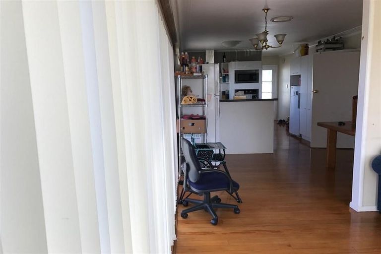 Photo of property in 86 Royal View Road, Te Atatu South, Auckland, 0610