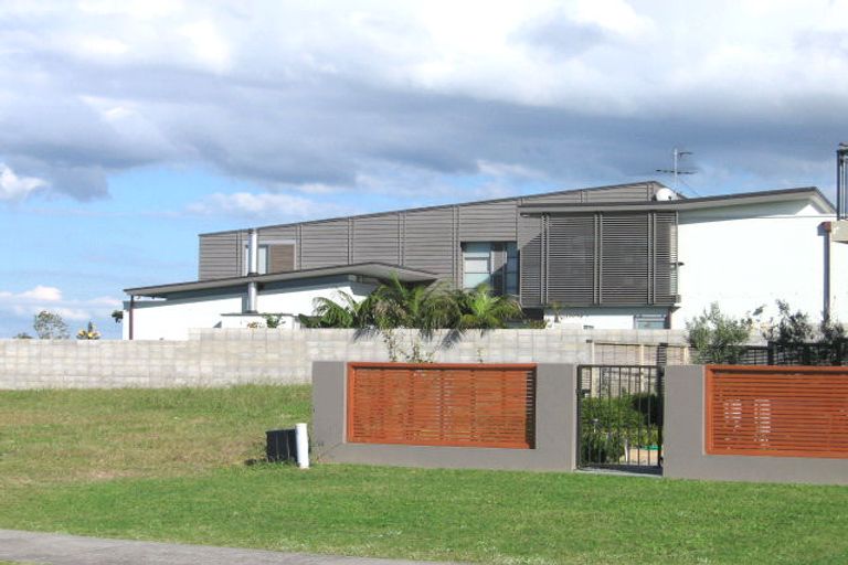 Photo of property in 27 Onemana Way, Te Atatu Peninsula, Auckland, 0610