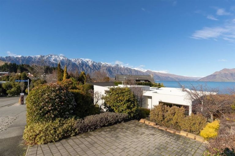 Photo of property in 56 Cedar Drive, Kelvin Heights, Queenstown, 9300
