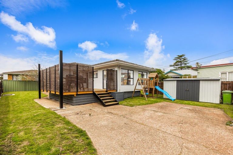 Photo of property in 2 Laura Street, Kelston, Auckland, 0602