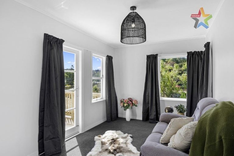 Photo of property in 385 Stokes Valley Road, Stokes Valley, Lower Hutt, 5019