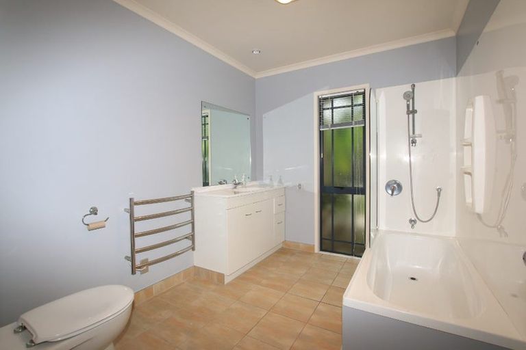 Photo of property in 7a Roberts Road, Glenfield, Auckland, 0629