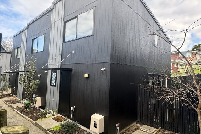 Photo of property in 7/37 Camelot Place, Glenfield, Auckland, 0629