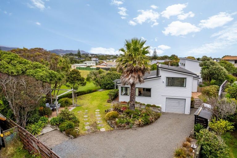 Photo of property in 10 Fenside Street, Waikanae Beach, Waikanae, 5036