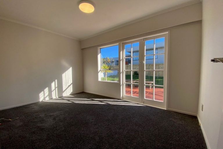 Photo of property in 92 Ravenwood Drive, Forrest Hill, Auckland, 0620