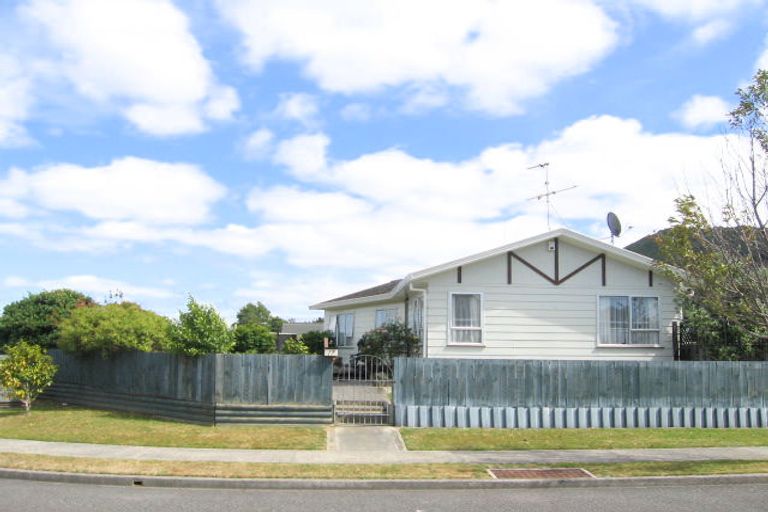 Photo of property in 17 Delaware Grove, Totara Park, Upper Hutt, 5018