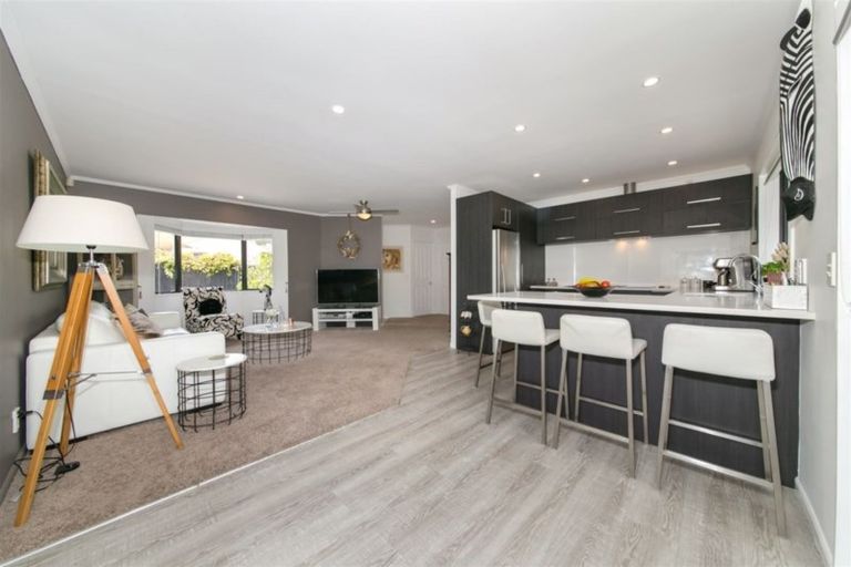 Photo of property in 19 Heversham Place, Glendene, Auckland, 0602