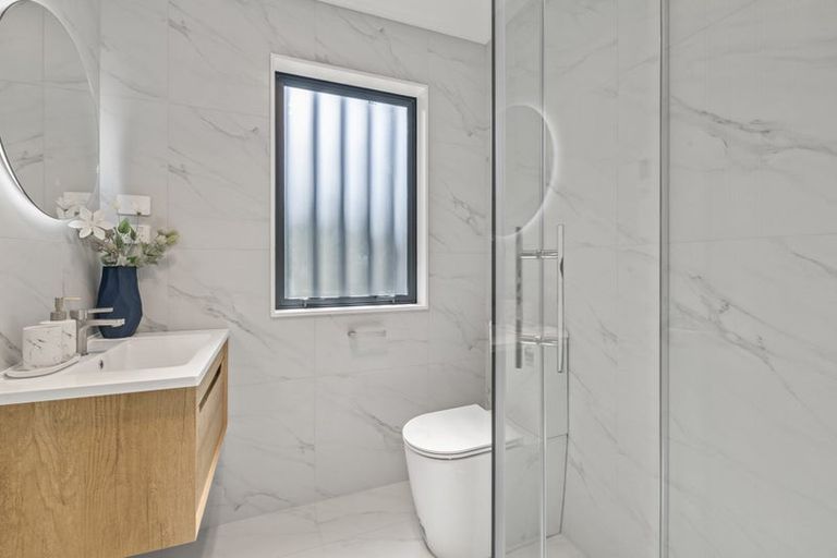 Photo of property in 1b Adelie Place, Murrays Bay, Auckland, 0630