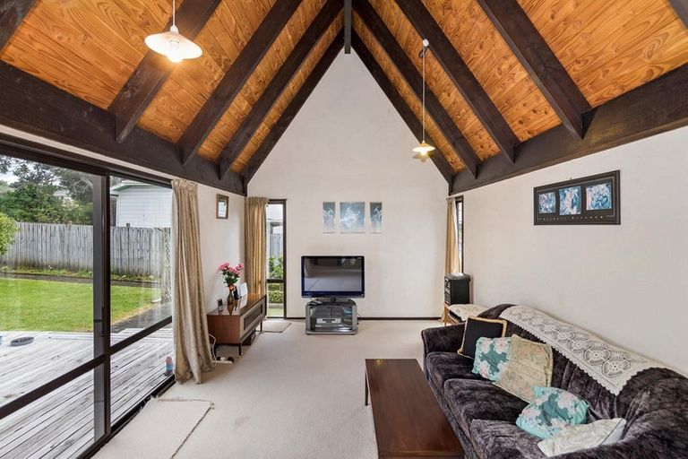 Photo of property in 6 Fairfax Avenue, Northcote, Auckland, 0627