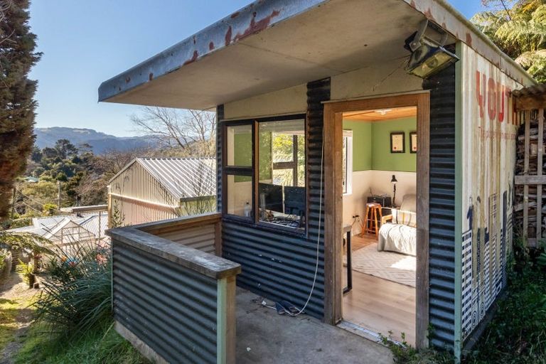 Photo of property in 124 Wyndham Road, Pinehaven, Upper Hutt, 5019