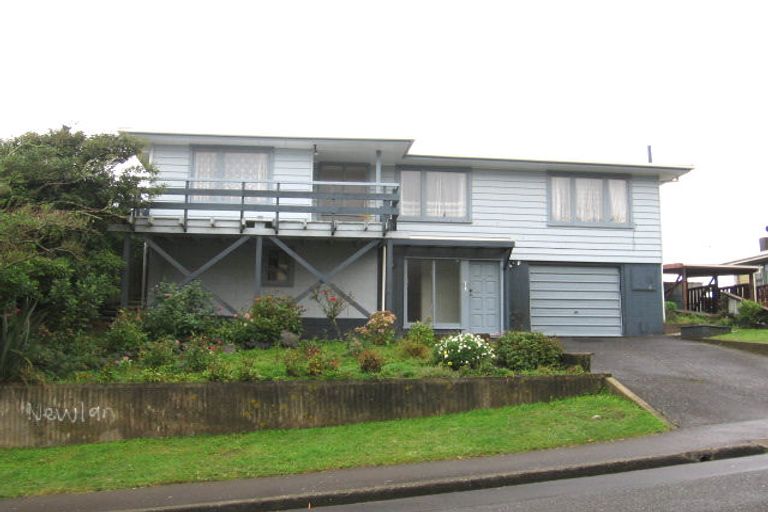 Photo of property in 18 Fitzpatrick Street, Newlands, Wellington, 6037