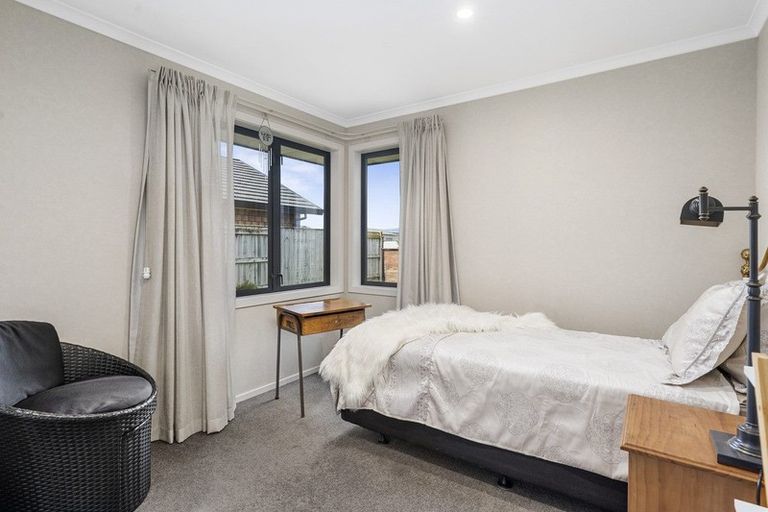 Photo of property in 16 Chestnut Close, Kelvin Grove, Palmerston North, 4414