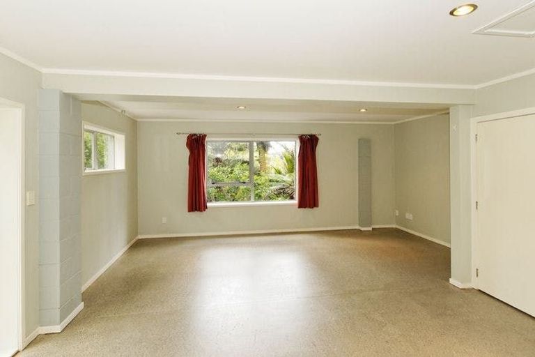 Photo of property in 66 Rauhuia Crescent, Parau, Auckland, 0604