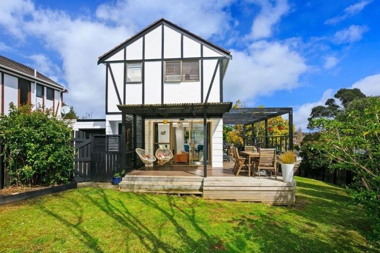 Photo of property in 2/7 Wilkinson Way, Browns Bay, Auckland, 0630