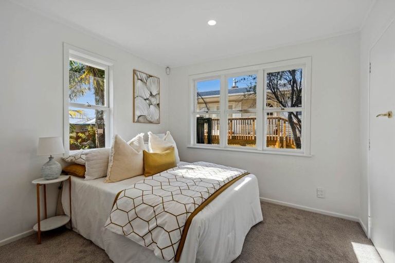 Photo of property in 2/9 Merton Avenue, Glenfield, Auckland, 0627