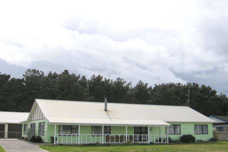 Photo of property in 21 Cousins Avenue East, Foxton Beach, Foxton, 4815