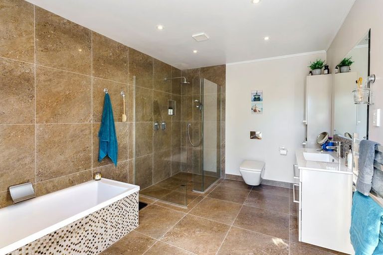 Photo of property in 430 Te Moana Road, Waikanae, 5036