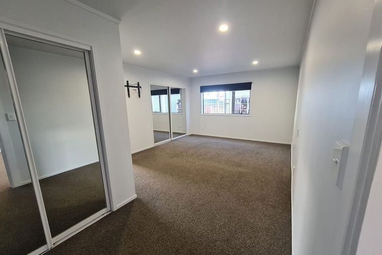Photo of property in 5 Foyle Place, Glendene, Auckland, 0602