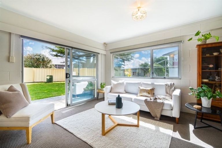 Photo of property in 15 Colin Wild Place, Glenfield, Auckland, 0629