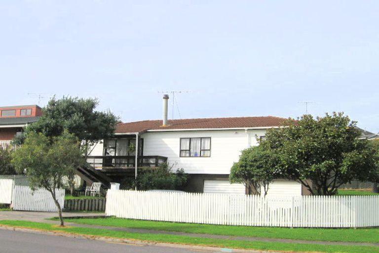 Photo of property in 21 Albert Hall Drive, Red Beach, 0932