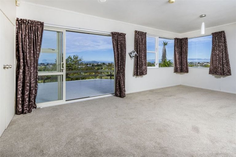 Photo of property in 70 Chivalry Road, Glenfield, Auckland, 0629