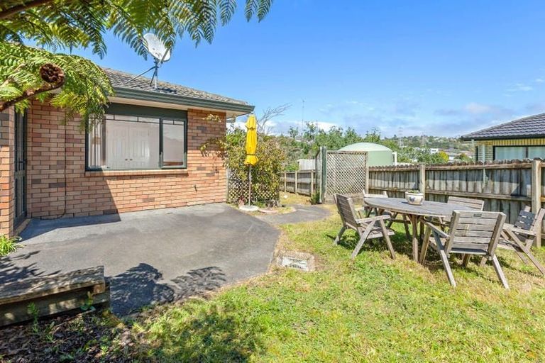 Photo of property in 21 Ginders Drive, Massey, Auckland, 0614