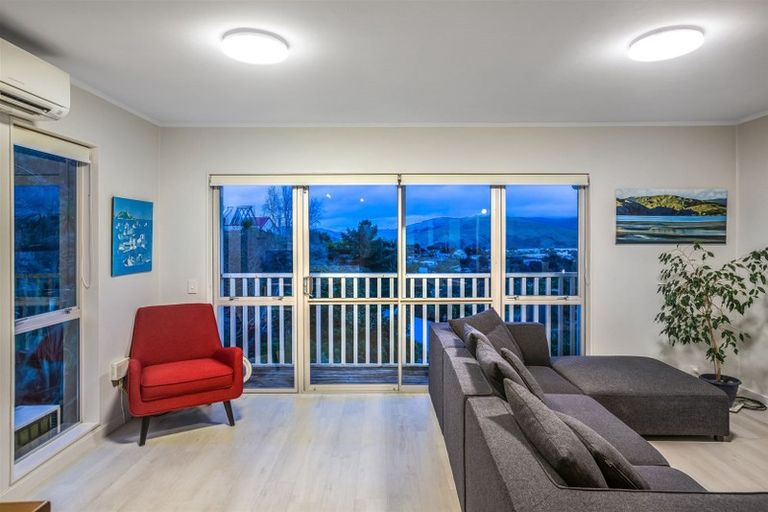 Photo of property in 1/12 Kenef Road, Paremata, Porirua, 5024