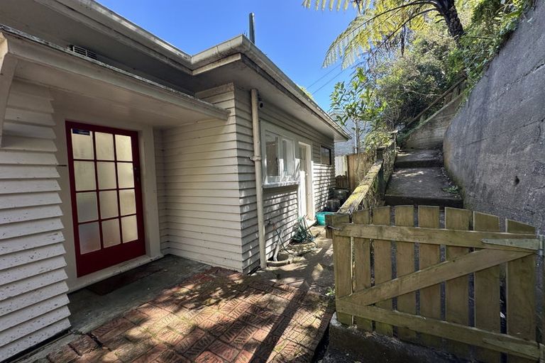 Photo of property in 54 Moana Road, Kelburn, Wellington, 6012