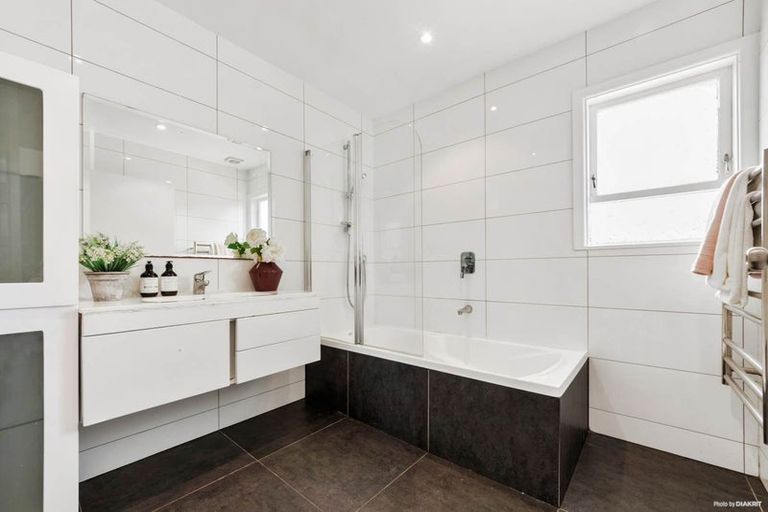 Photo of property in 24 La Rosa Street, Green Bay, Auckland, 0604