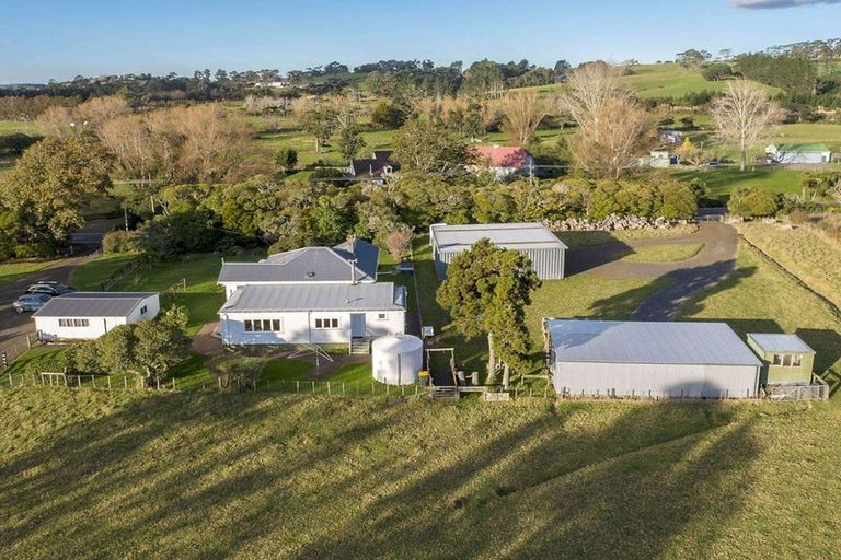 Photo of property in 290 Waitakere Road, Taupaki, 0782