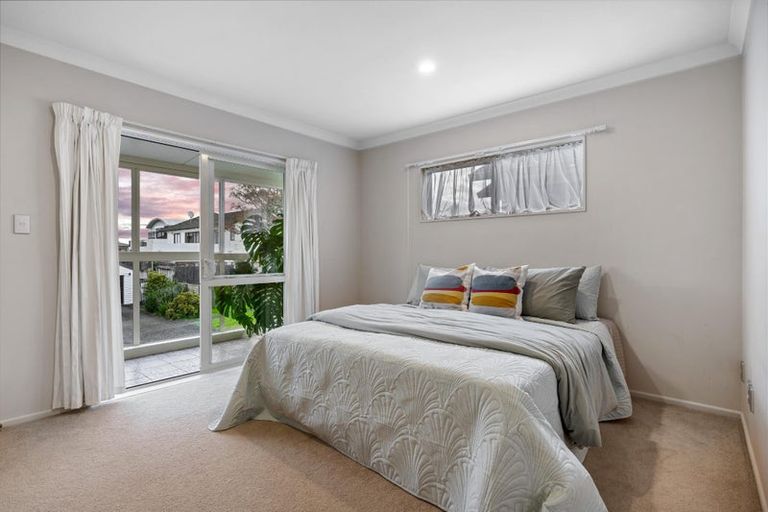 Photo of property in 18 Tollana Road, Te Atatu Peninsula, Auckland, 0610
