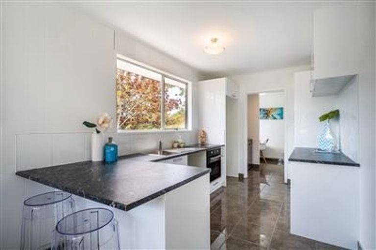 Photo of property in 9 Juniper Road, Sunnynook, Auckland, 0620