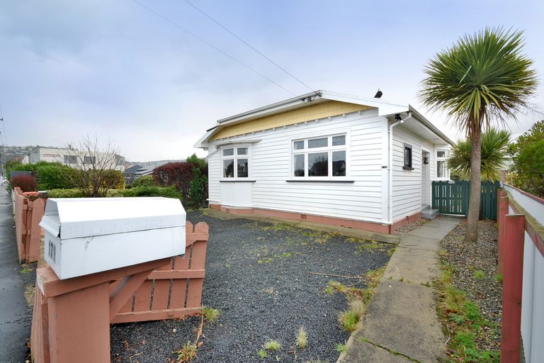 Photo of property in 172 Macandrew Road, South Dunedin, Dunedin, 9012