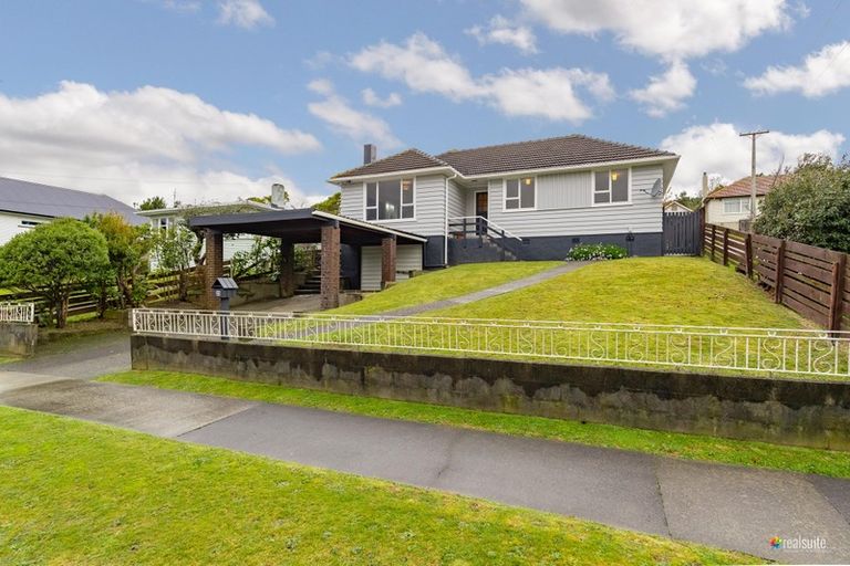 Photo of property in 23 Taylor Terrace, Tawa, Wellington, 5028