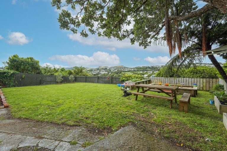 Photo of property in 1 Innes Way, Newlands, Wellington, 6037