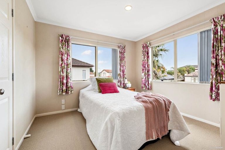 Photo of property in 16 Carousel Crescent, East Tamaki Heights, Auckland, 2016