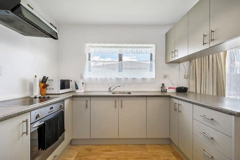 Photo of property in 2/12 Wellington Street, Papakura, 2110