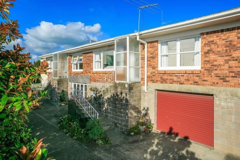 Photo of property in 2/31 Beatrice Avenue, Hillcrest, Auckland, 0627