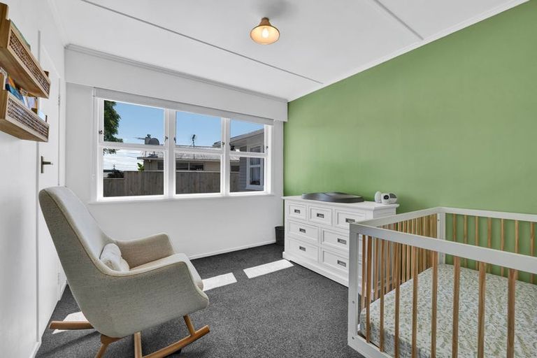 Photo of property in 9 Manu Crescent, Upper Vogeltown, New Plymouth, 4310