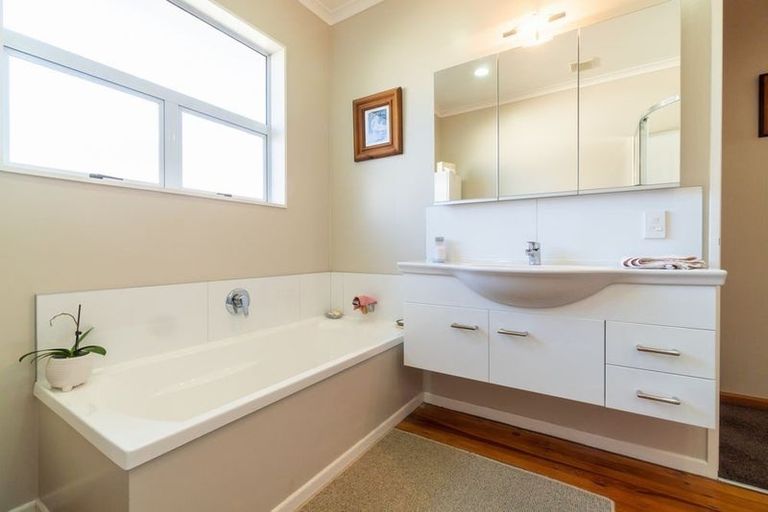 Photo of property in 6 Hinau Street, Tawa, Wellington, 5028