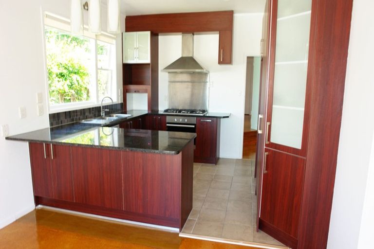 Photo of property in 21 Lake Road, Northcote, Auckland, 0627