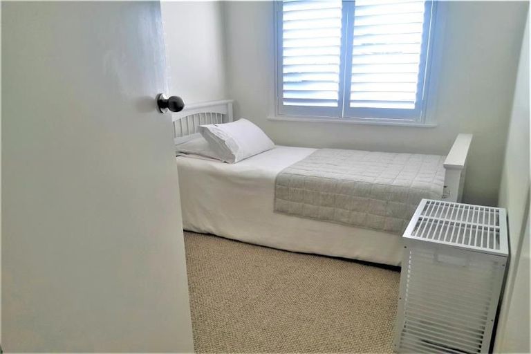 Photo of property in 40 Tiri Tiri Road, Birkdale, Auckland, 0626